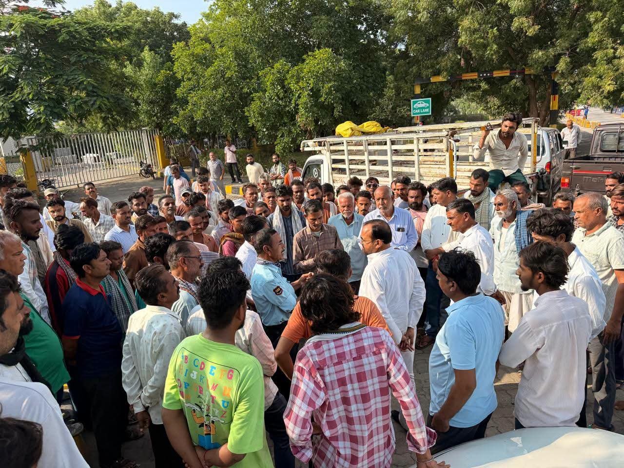 सिरोही: उथमण टोल प्लाजा कर्मचारी की हादसे में असामयिक मौत, पीड़ित परिवार के लिए नौकरी और मुआवजे पर बनी सहमति